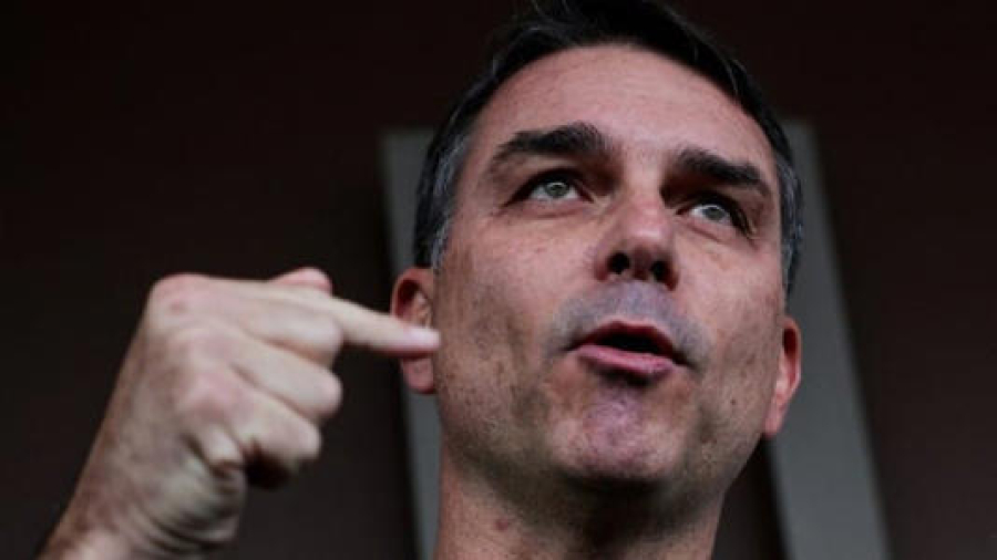Entenda as relações que devem arrastar Flávio Bolsonaro para o caso INSS